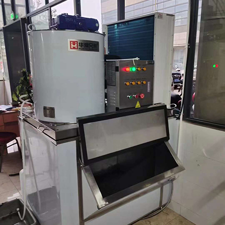 1吨不锈钢片冰机交付江苏常州某食品厂使用