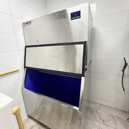 2台1吨雪花制冰机和2台1吨方块制冰机交付台州餐饮店
